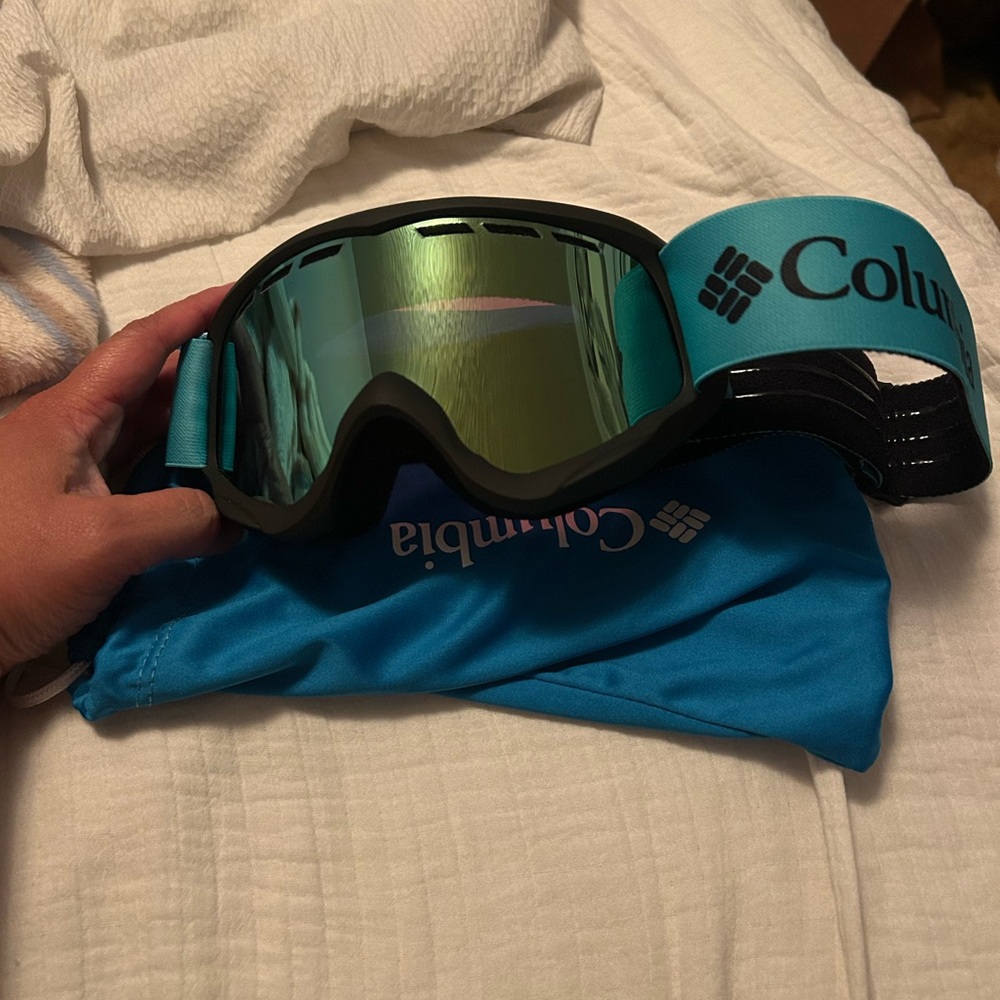 SOLD ON DEPOP Columbia Goggles with Teal and Black Strap